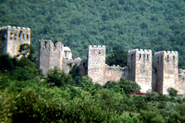 Cinta di mura intorno al monastero di Manasija 