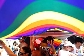 La bandiera arcobaleno simbolo dell'orgoglio gay