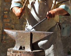 Il lavoro del fabbro in una rievocazione medievale