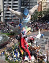 Monumentale statua in Plaza del Ayuntamiento