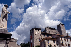 La statua di Vittorino da Feltre in piazza Maggiore e il Castello