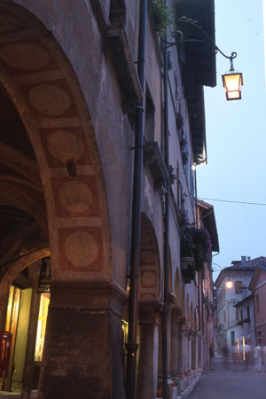 Via Mezzaterra che conduce alla piazza Maggiore