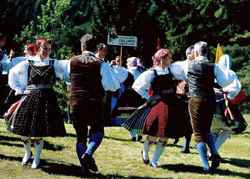 Balli tradizionali durante la festa di Sutrio, in Carnia (Foto: Threesixty Comunicazione)