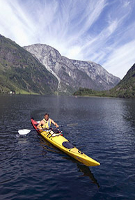 In kayak sul Nærøyfjord. Terje Rakke/Nordica Life/Fjord Norway 