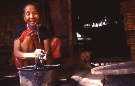 Una attempata signora dell'etnia Lisu fa il bucato in un villaggio nei pressi di Chang Rai, uno dei centri più importanti del Triangolo d'Oro.