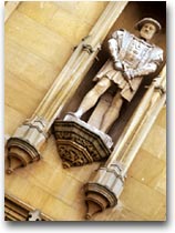 La statua di re Enrico VIII alla Cambridge University