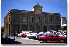 Il palazzo del Municipio, costruito dagli italiani