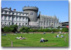 Dublin Castle, con il parco e la torre