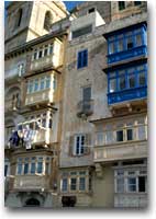 artigiani Gallarija, i balconi sporgenti tipici dell'architettura maltese