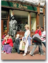 La statua di James Joyce in una via del centro