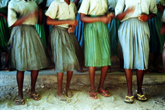Ultimo giorno di scuola.
Malindi, Novembre 2001. Foto tratta dalla mostra 