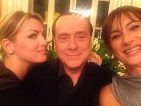 Il selfie di Francesca Pascale, Silvio Berlusconi e Vladimir Luxuria. Credit: Corriere web