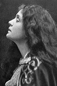 Eleonora Duse nelle vesti di Francesca da Rimini. Fotografia in Gabriele D'Annunzio, Francesca da Rimini, translated by Arthur Symons, New York, Fredrick A. Stokes, 1902.