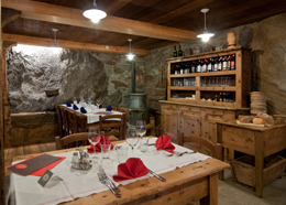 Gli interni in pietra del ristorante Frantze