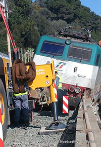 Treno deragliato in Liguria, le operazioni di recupero