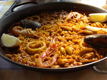 Fideuà ai frutti di mare, una sorta di paella catalana fatta con la pasta al posto del riso