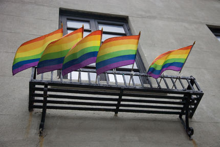 Bandiere simbolo dell'orgoglio gay sventolano sul The Stonewall Inn. Nel locale ebbero inizio i moti di Stonewall del 1969 che segnarono l'inizio del movimento gay americano