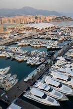 Veduta d'insieme delle imbarcazioni ormeggiate a Genova