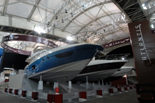 Uno yacht all'interno del padiglione espositivo 