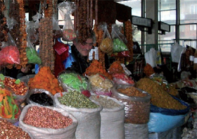 Venditore di frutta secca al mercato di Tbilisi