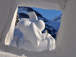 Grindelwald Sculture di neve decorano il panorama montanaro