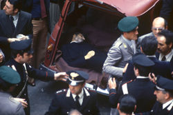 Roma, 9 maggio 1978. Dopo 55 giorni di prigionia, il cadavere di Aldo Moro fu ritrovato nel baule di una Renault rossa in Via Caetani © GIANNI GIANSANTI