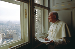 Città del Vaticano, 1986. Papa Giovanni Paolo II alla finestra della sua camera da letto © GIANNI GIANSANTI