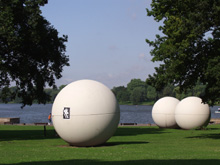 Le giganti e bianche Giant Pool Balls progettate dall'artista di origine svedese Claes Oldenburg, specializzato nella Public Art 