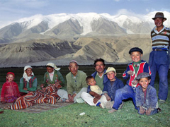 Una famiglia Kirghiz ai piedi delle montagne Kongur a Xinjiang, Cina. UN Photo/F. Charton

