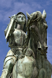 La statua equestre in bronzo di Giovanna d'Arco in Place du Martroi a Orléans