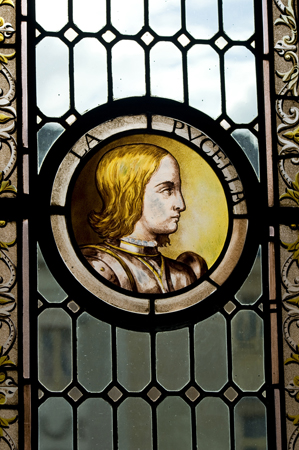 Una vetrata che raffigura la 