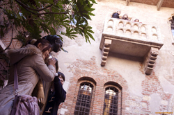 Baci sotto al balcone di Giulietta (Foto di Ferruccio Dall'Aglio)