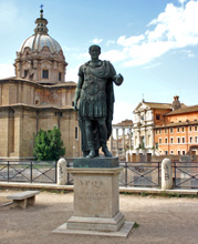La statua di Giulio Cesare in via dei Fori Imperiali a Roma