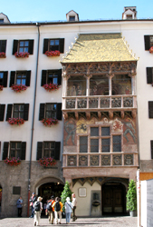Il triangolo perfetto 2 Il Tettuccio d'Oro del palazzo residenziale di Massimiliano I