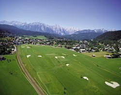 La cornice montuosa che circonda i campi di Seefeld