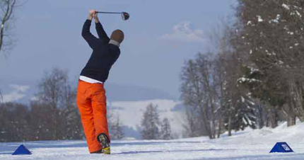 Giocare a golf sulla neve