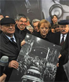 Da sinistra, Michail Gorbaciov,Angela Merkel e Lech Walesa