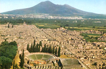 Veduta di Pompei con sullo sfondo il Vesuvio