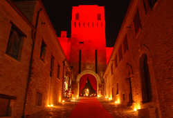 La rocca dei Malatesta illuminata dalla luce delle candele 