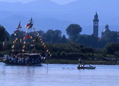 Processione verso il santuario di Barbana