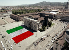 Così dovrebbe apparire la grande bandiera in piazza Castello