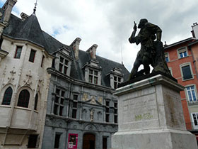 Grenoble L'antico Palazzo dei Delfini con la statua del capitano Bayard detto Cavaliere senza macchia e senza paura