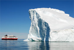La natura si diverte a modellare enormi iceberg come questo (Foto: © Hurtigruten - Thomas Mauch)