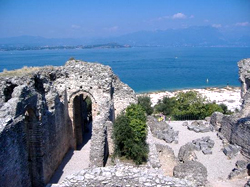 L'azzurro ceruleo del Lago di Garda fa da sfondo alle Grotte di Catullo