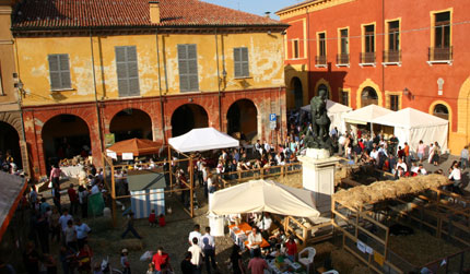 La piazza di Guastalla dove si svolge la mostra degli antichi sapori