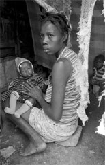 Una donna haitiana con il suo piccolo (Foto © Albertina D'Urso) 