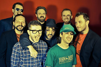 Herman Medrano (con la maglietta verde) e la band dei The Groovy Monkeys