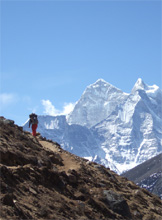 Il trekking su terreni scoscesi come quello tipico della catena himalayana richiede molto allenamento. Soprattutto la capacità di adattare l'organismo all'aria rarefatta