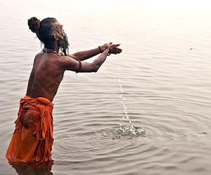 Un devoto induista si bagna nelle acque del Gange