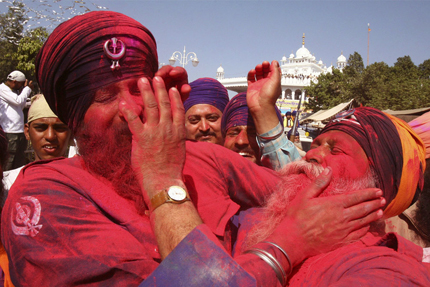 In strada a colorarsi tutti insieme (Foto: Reuters/Ajay Verma) 